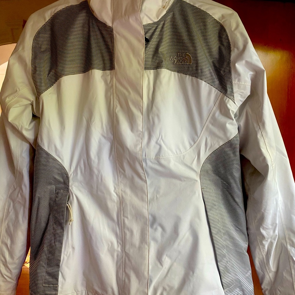 North face woman’s ski and snow  jacket with removable shell lining. Hy-vent.